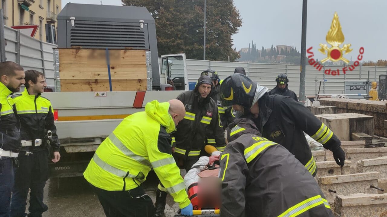 Um trabalhador da obra Ponte Nuovo, em Verona, ficou ferido: foi salvo graças à intervenção dos bombeiros