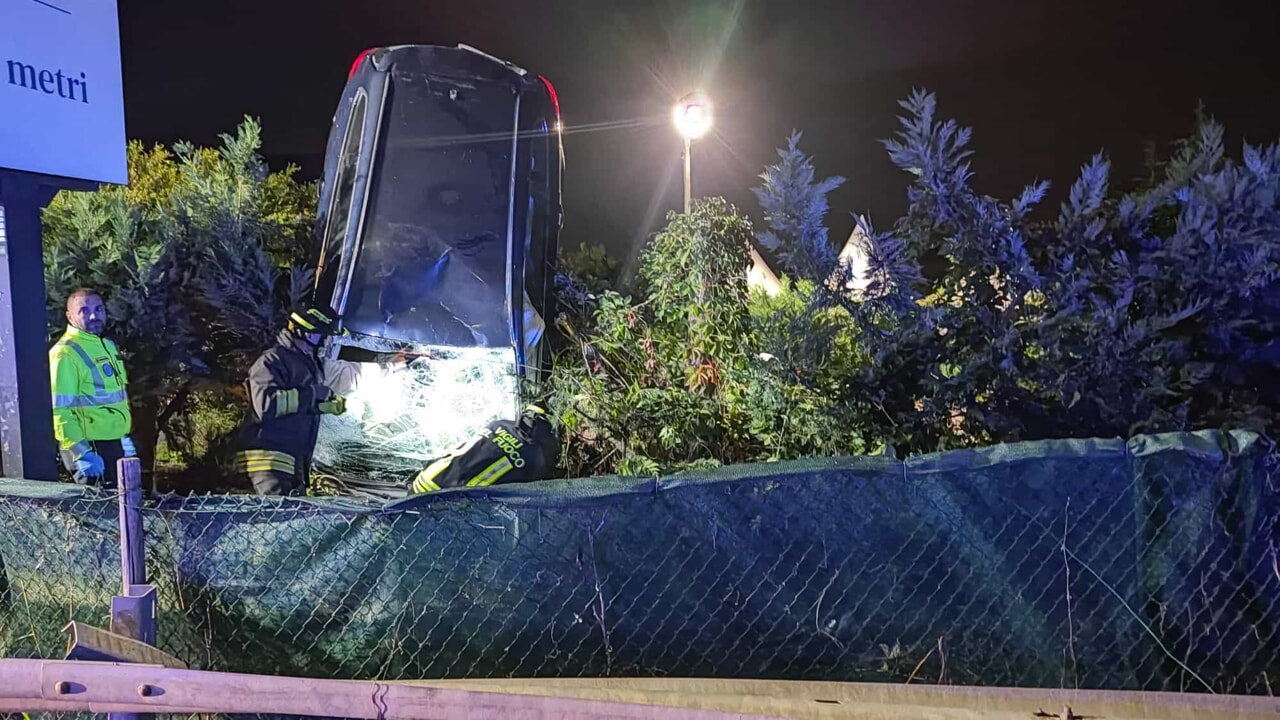 O carro sai da estrada e capota, mas eles o abandonam antes da chegada da polícia local